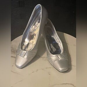 Easy Street Alive @5 Waive Kitten Heel Pumps Silver Satin Dressy Wedding 8M